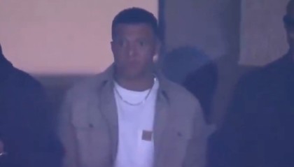 华体会官方网站-看台上为球队助威，姆巴佩现场观看皇马主场对阵曼城